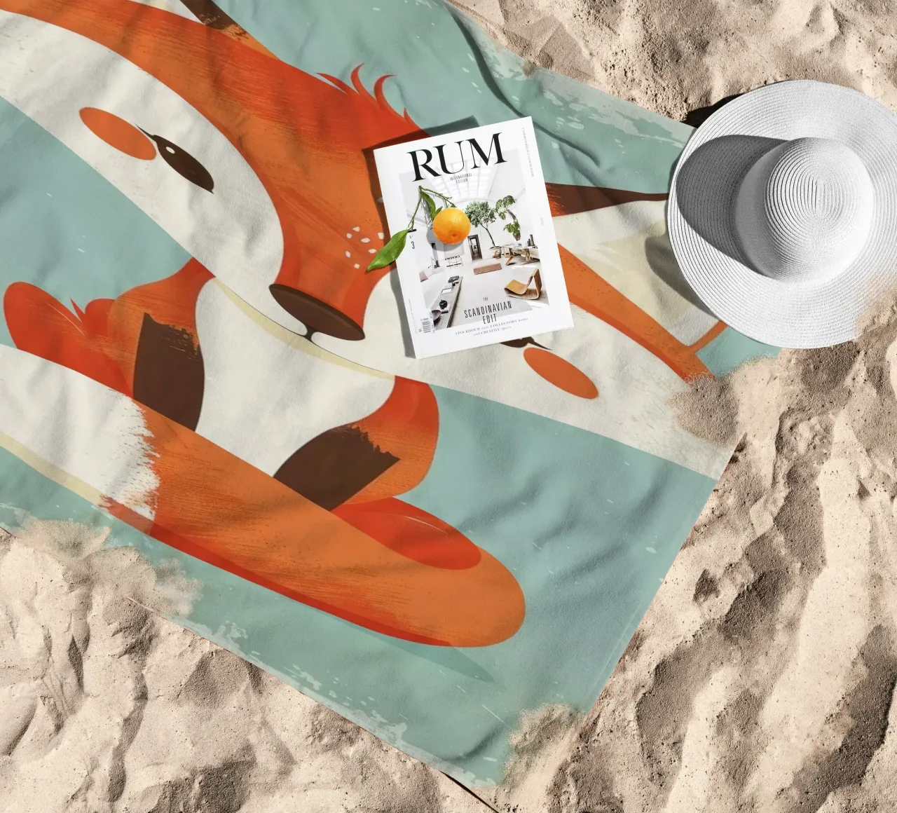 Charmanter Fuchs mit verspielten Gesichtszügen und einem weichen Hintergrund Strandtuch von DesignDoodle