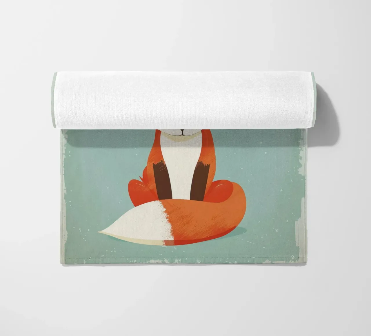 Charmanter Fuchs mit verspielten Gesichtszügen und einem weichen Hintergrund Strandtuch von DesignDoodle