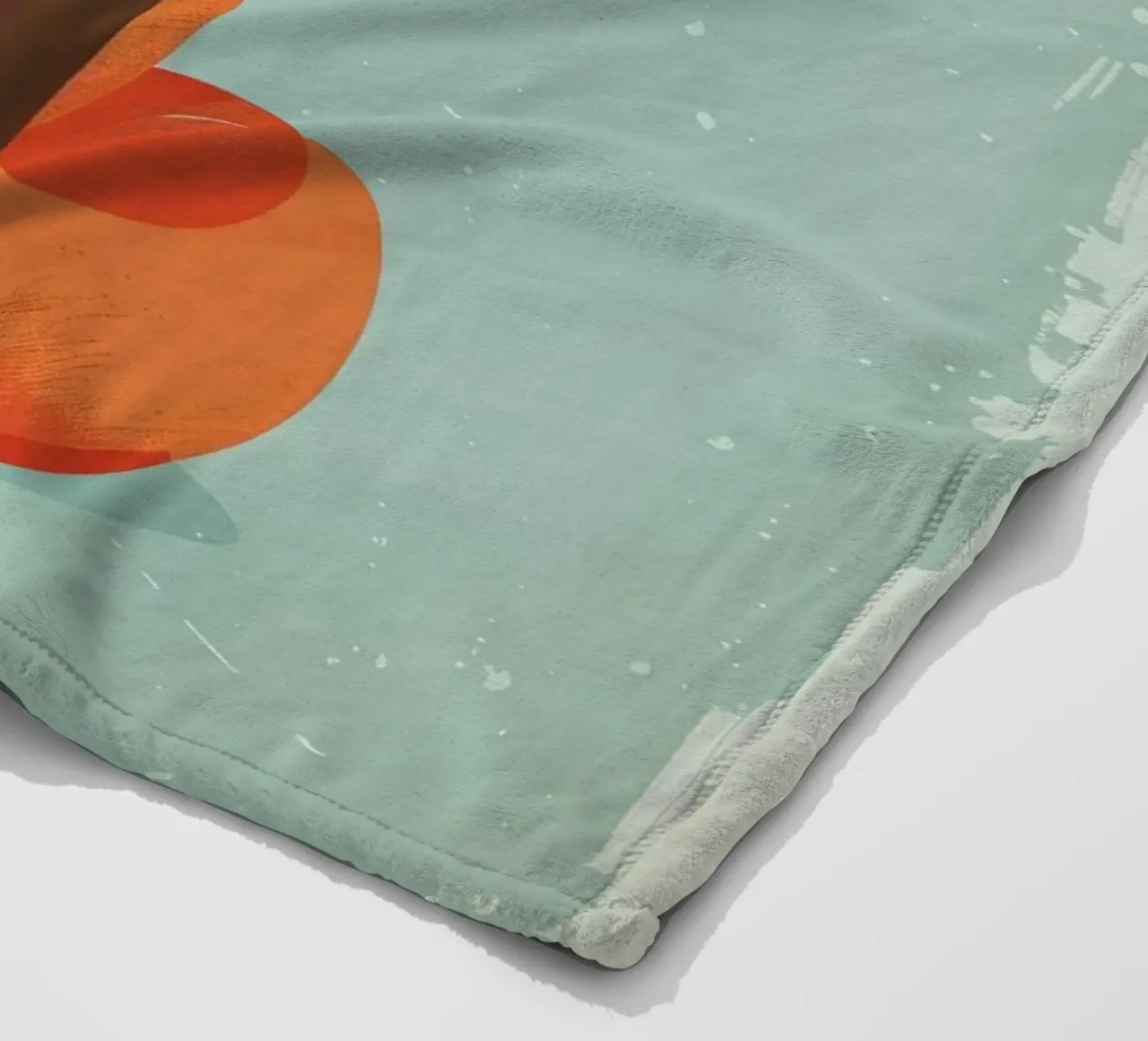 Charmanter Fuchs mit verspielten Gesichtszügen und einem weichen Hintergrund Fleecedecke von DesignDoodle