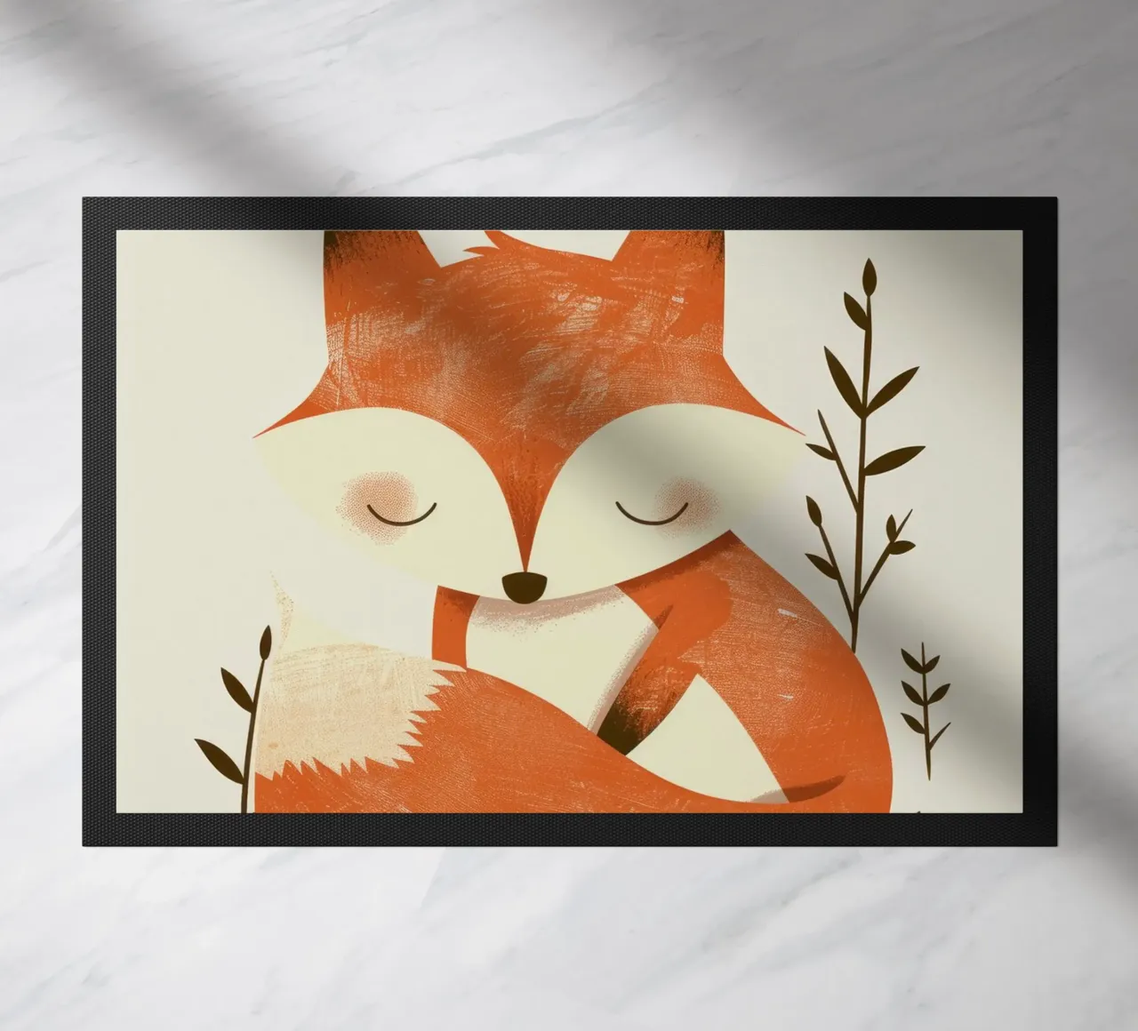 Simpatica volpe che si rilassa tra le piante sotto un sole discreto zerbino da DesignDoodle