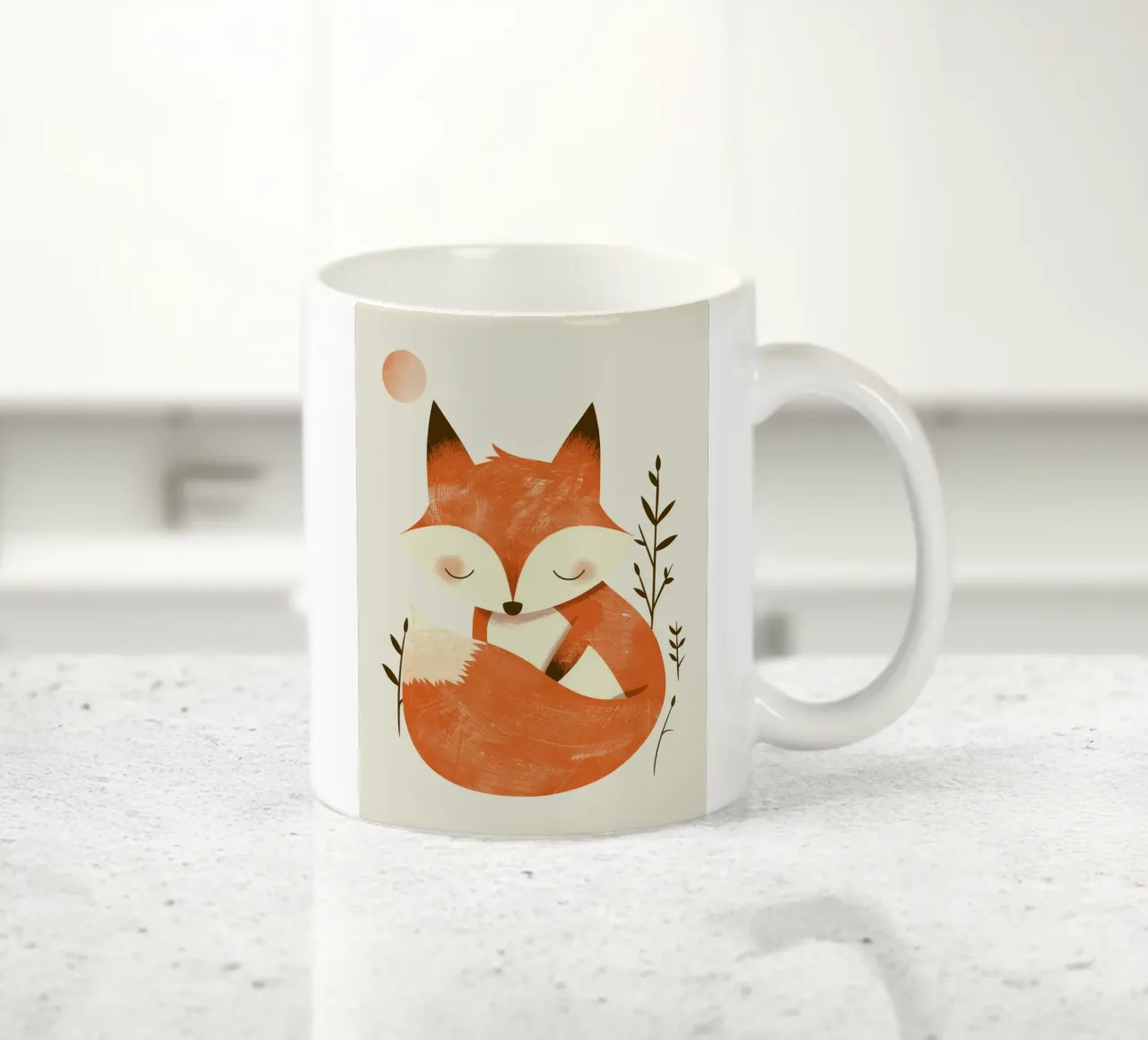 Simpatica volpe che si rilassa tra le piante sotto un sole discreto tazza in ceramica da DesignDoodle
