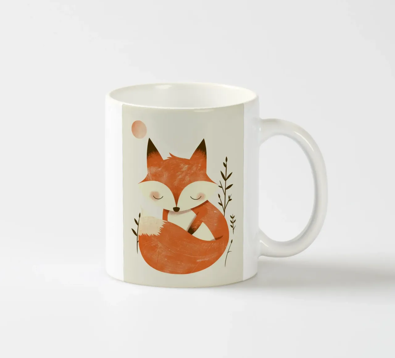 Simpatica volpe che si rilassa tra le piante sotto un sole discreto tazza in ceramica da DesignDoodle