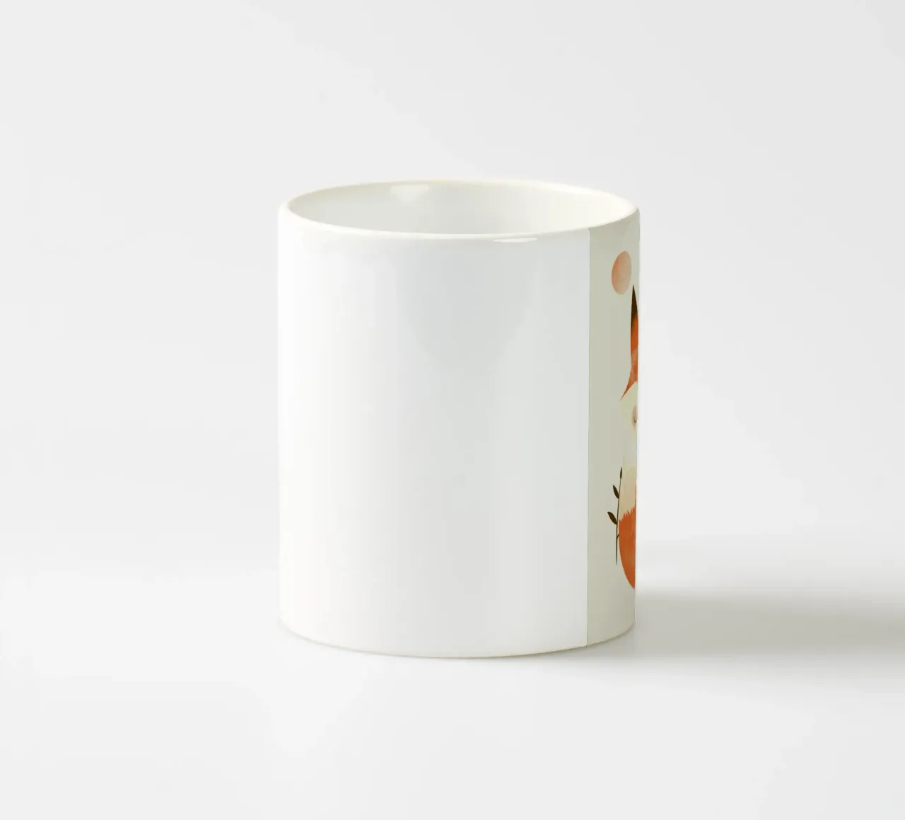 Simpatica volpe che si rilassa tra le piante sotto un sole discreto tazza in ceramica da DesignDoodle