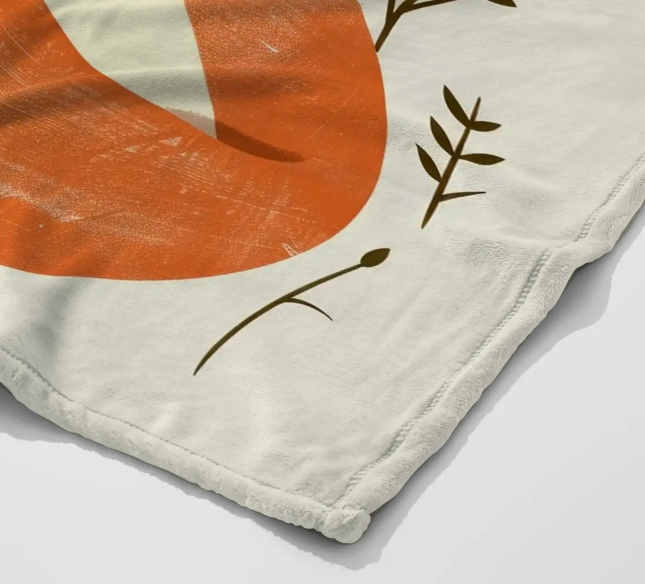 Simpatica volpe che si rilassa tra le piante sotto un sole discreto coperta in pile da DesignDoodle