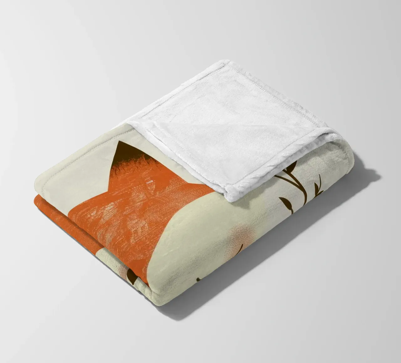 Simpatica volpe che si rilassa tra le piante sotto un sole discreto coperta in pile da DesignDoodle