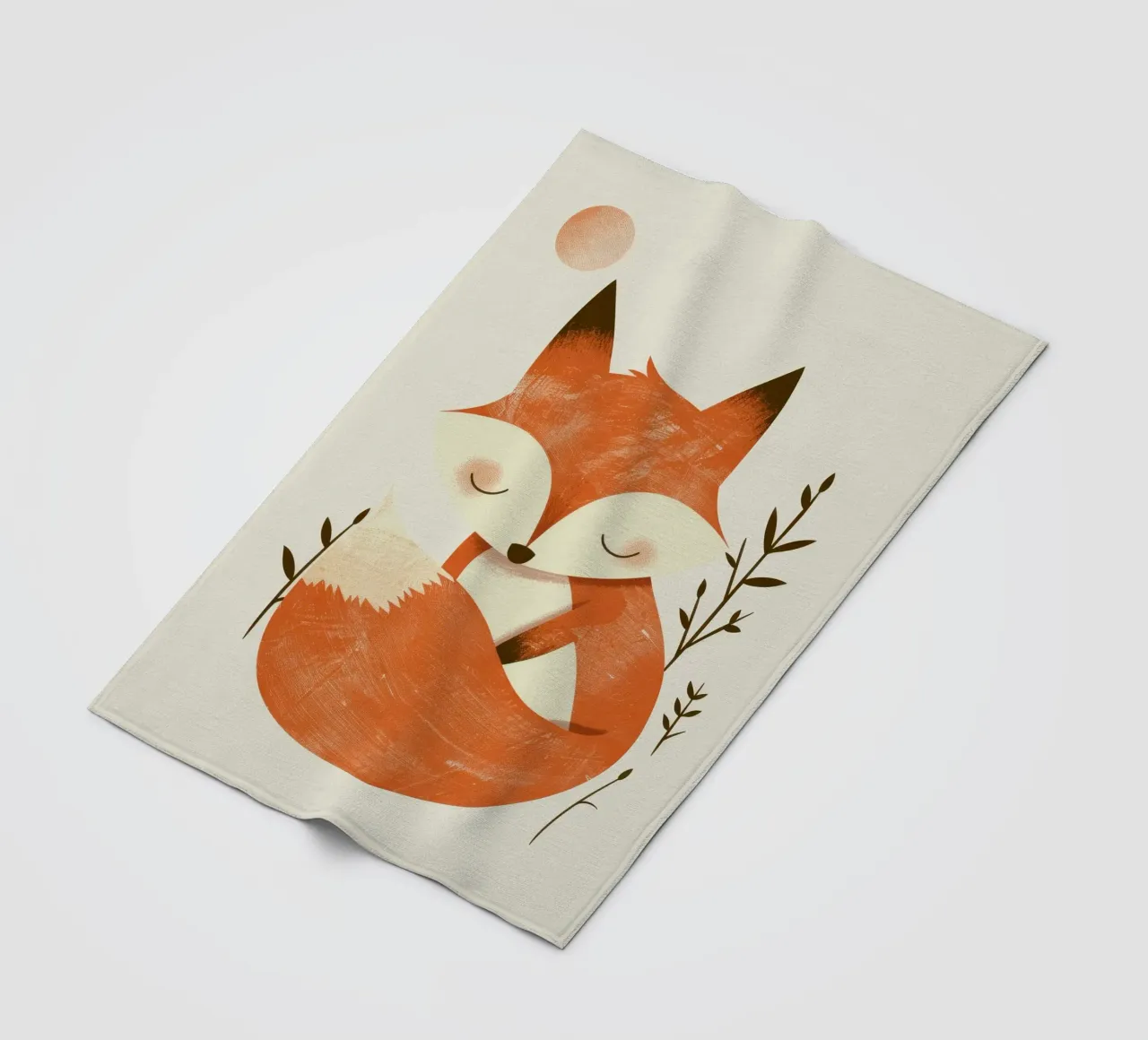 Simpatica volpe che si rilassa tra le piante sotto un sole discreto coperta in pile da DesignDoodle