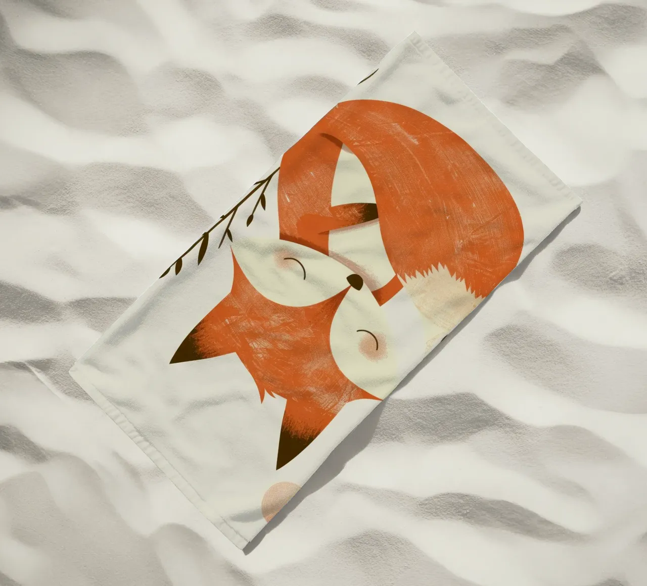 Simpatica volpe che si rilassa tra le piante sotto un sole discreto telo mare da DesignDoodle