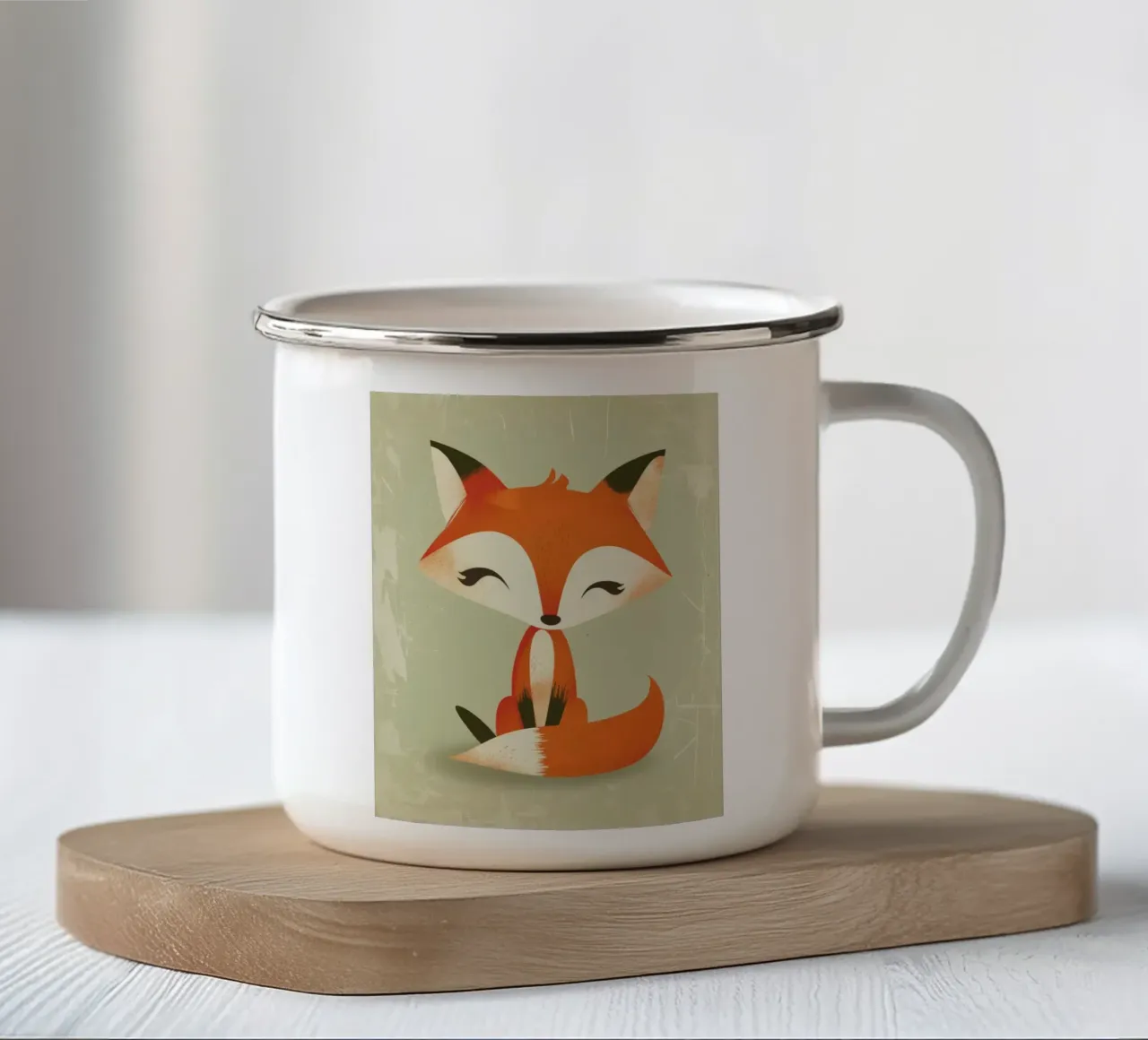 Volpe carina con occhi grandi seduta su uno sfondo chiaro tazza in smalto da DesignDoodle