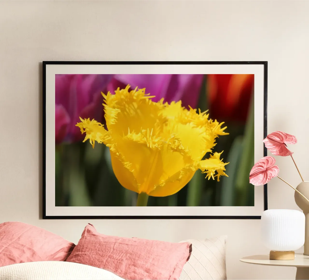 Sussurri di tulipani poster con telaio in plastica da Bold Blooms