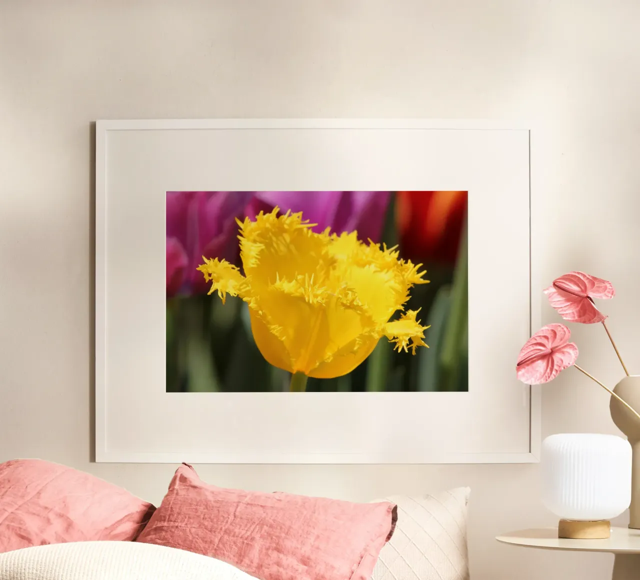 Sussurri di tulipani poster con telaio in plastica da Bold Blooms