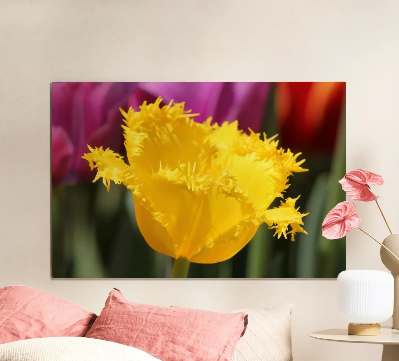 Sussurri di tulipani poster con telaio in plastica da Bold Blooms