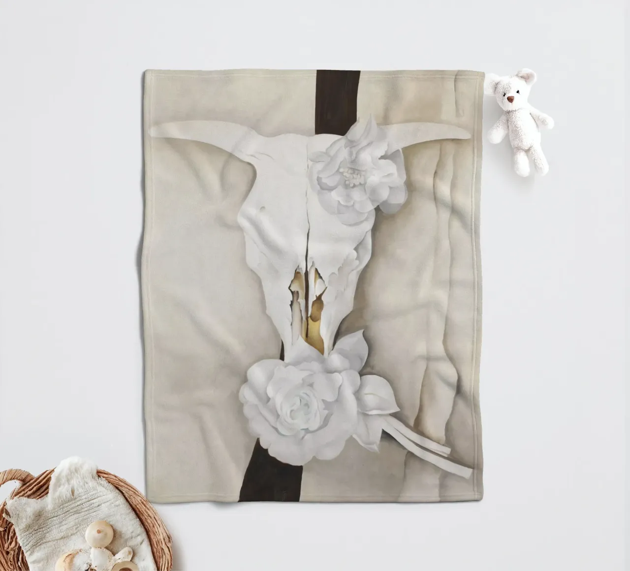 Teschio di mucca con rose di Calico di Georgia O'Keeffe coperta in pile da Classic Art Prints