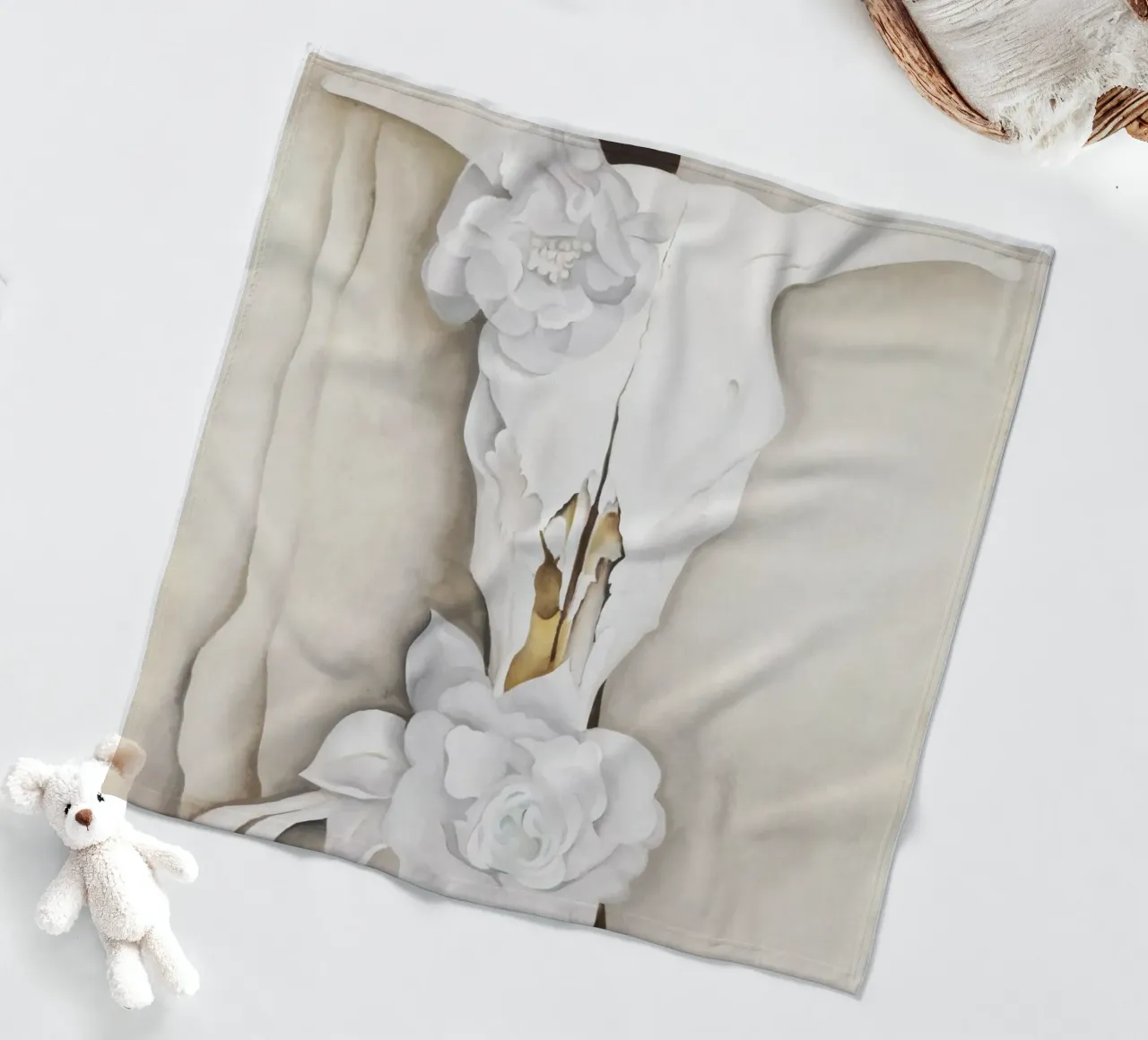 Teschio di mucca con rose di Calico di Georgia O'Keeffe coperta in pile da Classic Art Prints