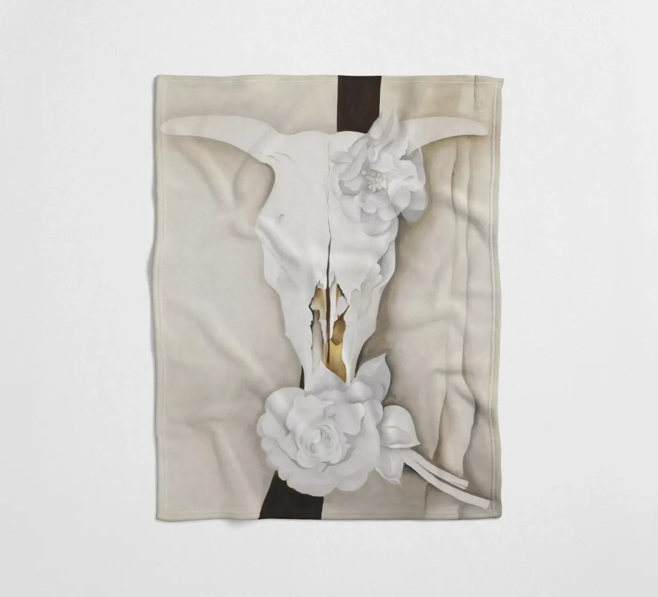 Teschio di mucca con rose di Calico di Georgia O'Keeffe coperta in pile da Classic Art Prints