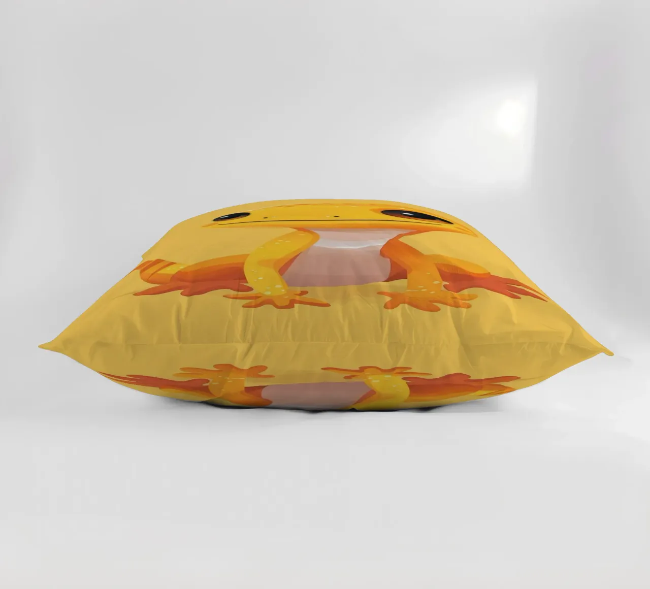 Mignon personnage de cartoon gecko avec des couleurs vives et amicales. coussin de DesignDoodle