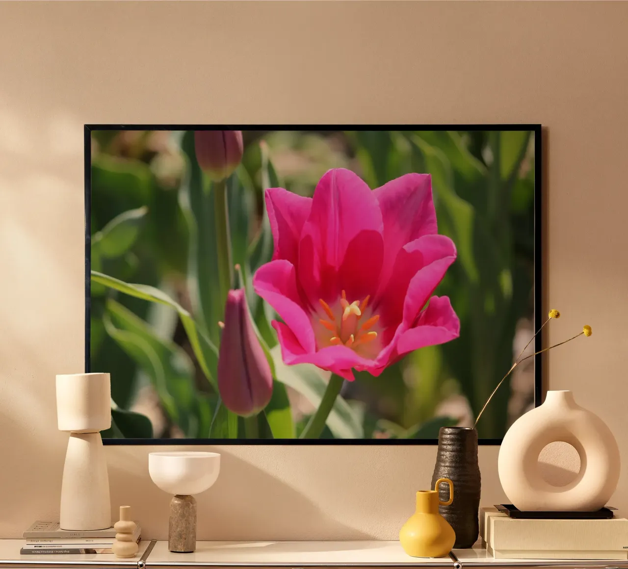 Sussurri di tulipani poster con telaio in plastica da Bold Blooms