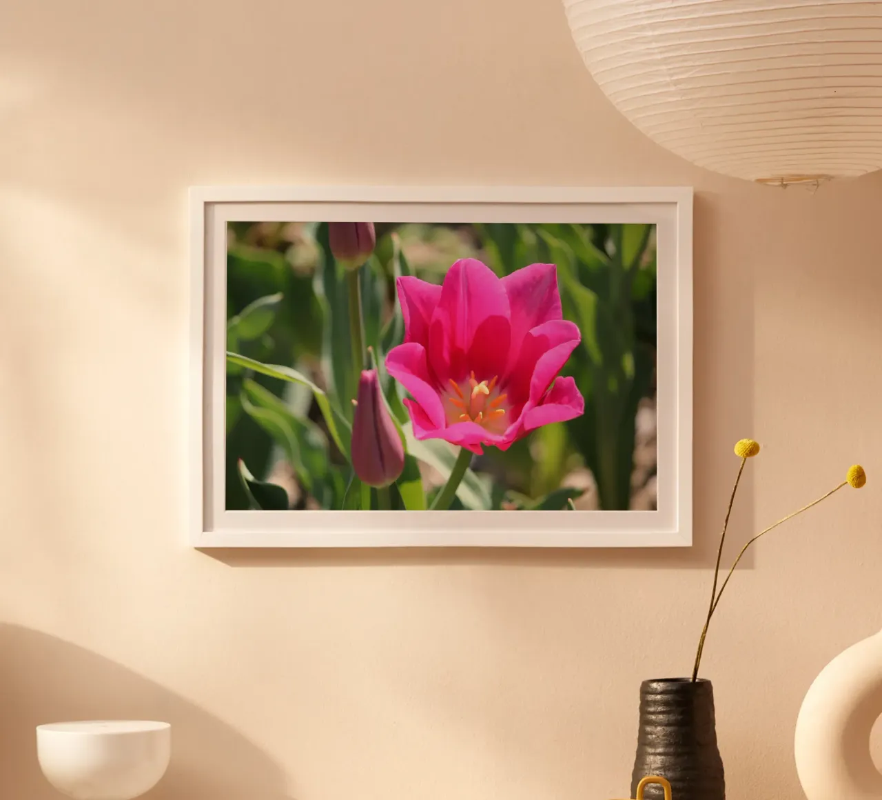 Sussurri di tulipani poster con telaio in plastica da Bold Blooms