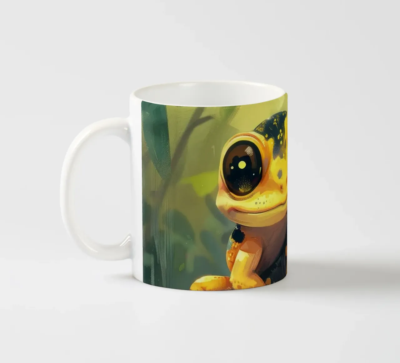 Rana arancione brillante che riposa su un ramo in una foresta verde e rigogliosa tazza in ceramica da DesignDoodle