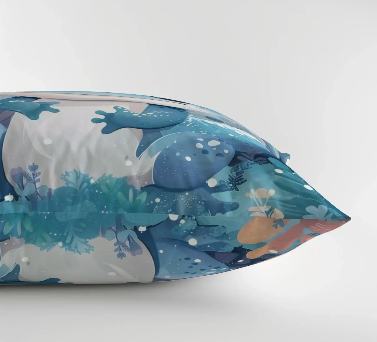 Una simpatica lucertola blu siede tra il fogliame lussureggiante coperto di neve cuscino da DesignDoodle