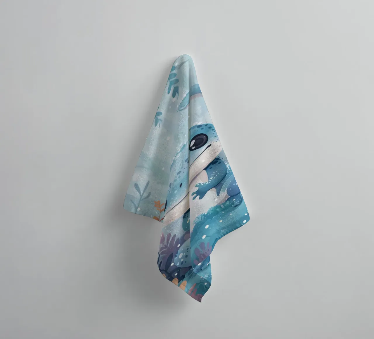Niedliche blaue Eidechse sitzt unter schneebedecktem üppigem Laub Handtuch von DesignDoodle