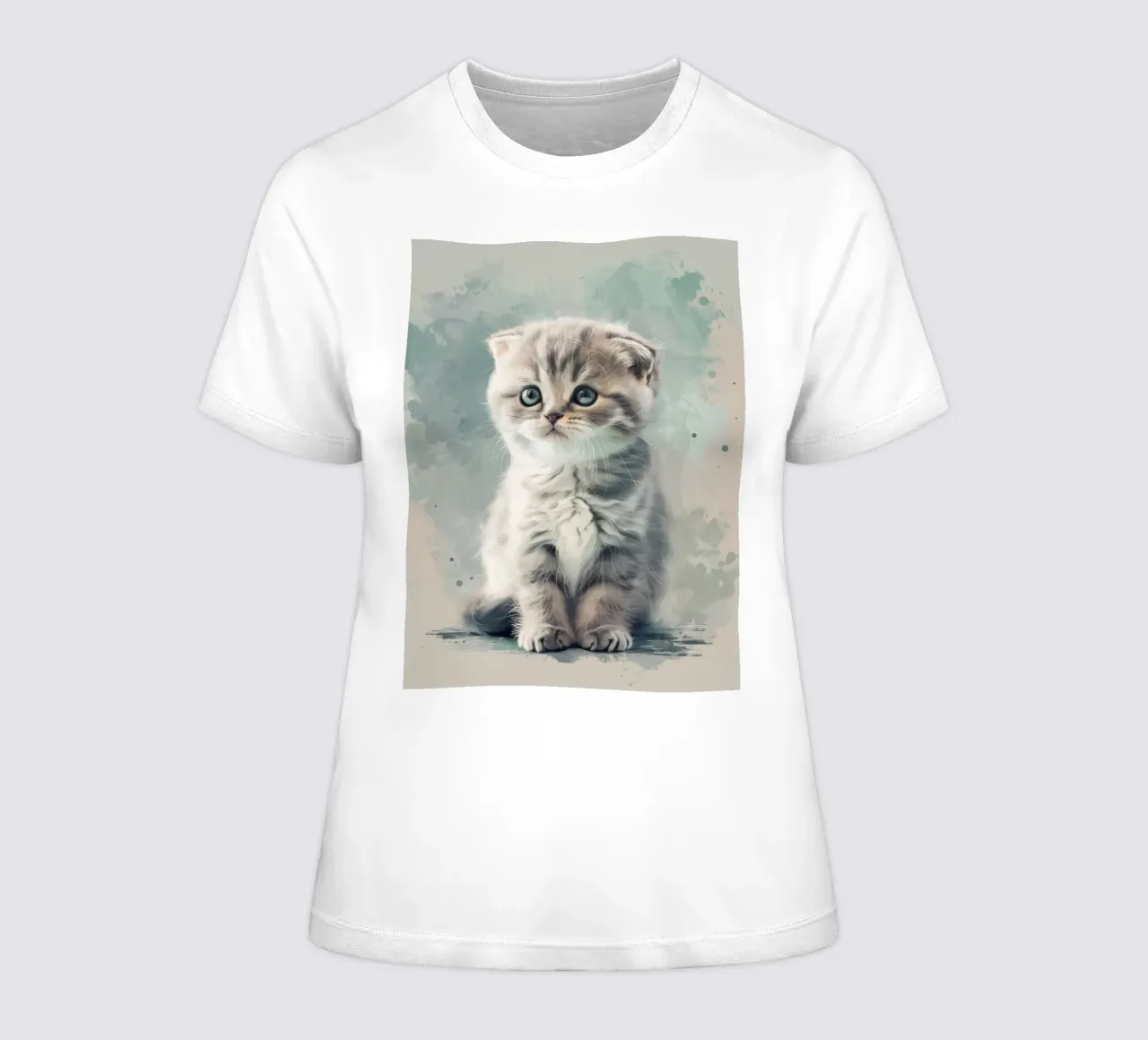 Mignon chaton duveteux assis calmement sur une surface douce t-shirt ajusté pour femmes de DesignDoodle