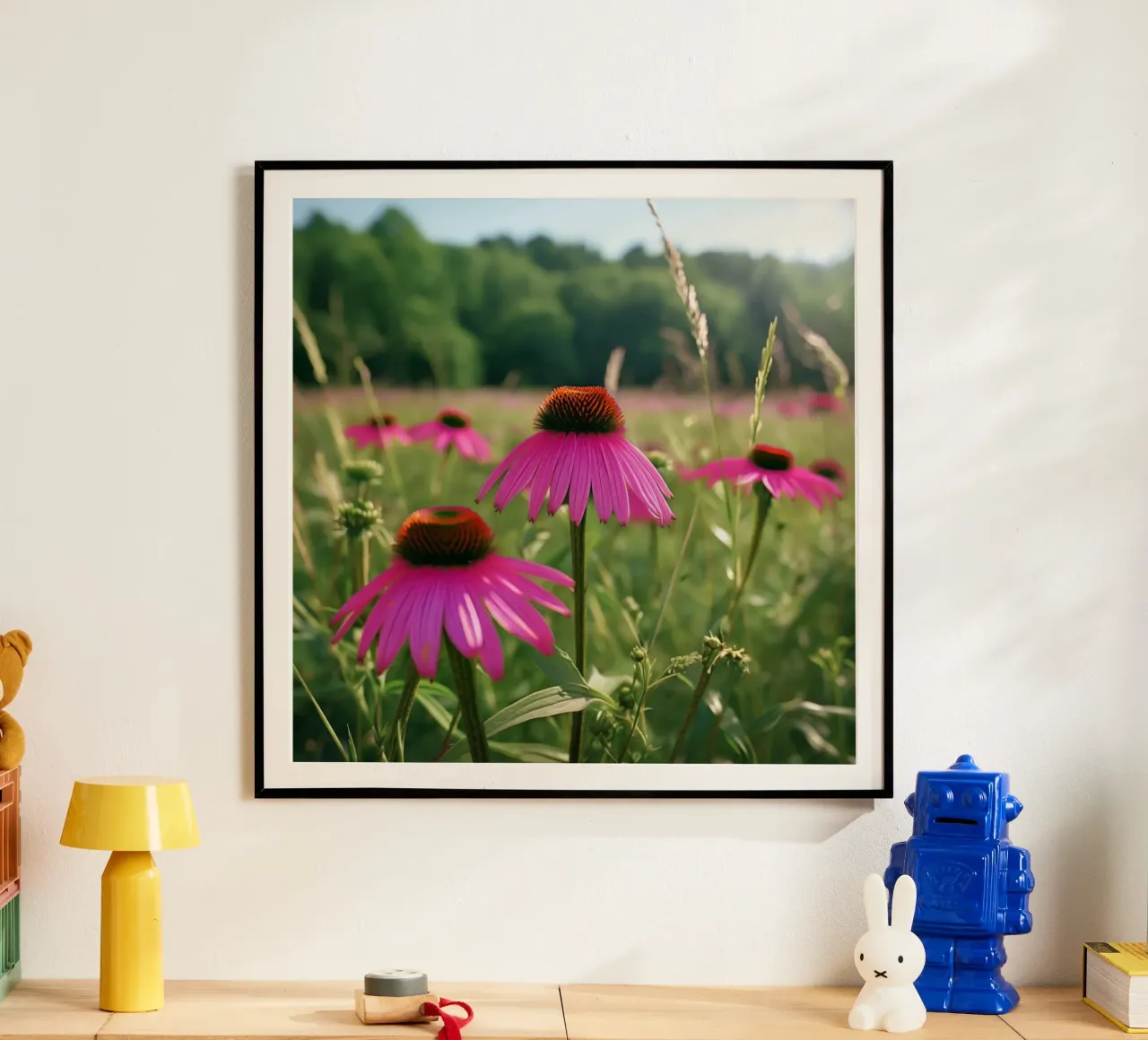 Sussurri del prato poster con telaio in legno da Bold Blooms