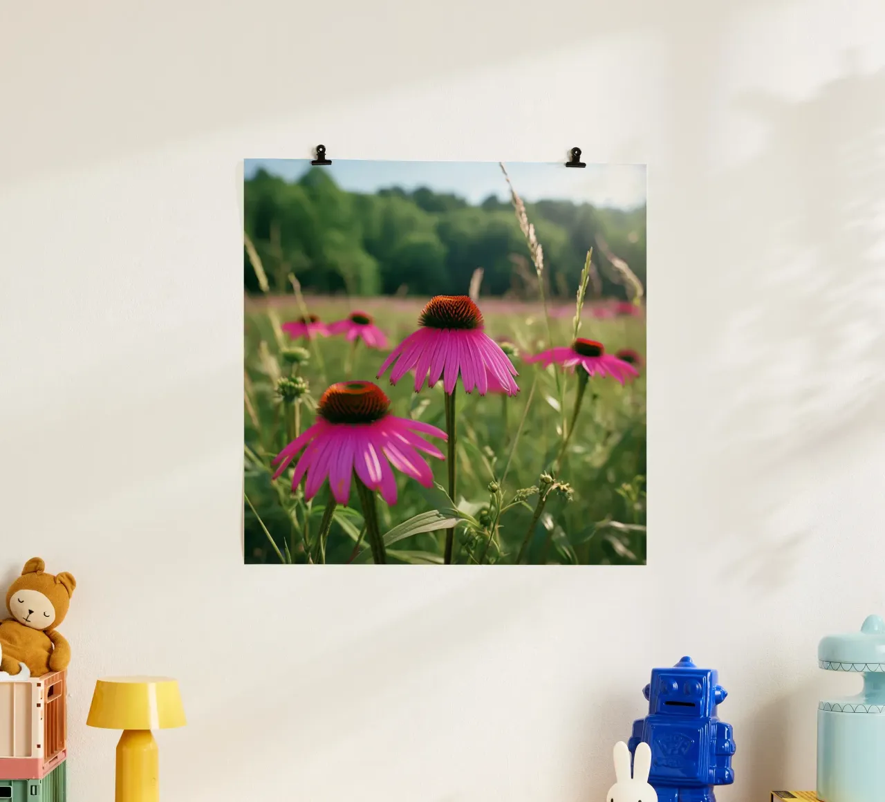 Sussurri del prato poster con telaio in legno da Bold Blooms
