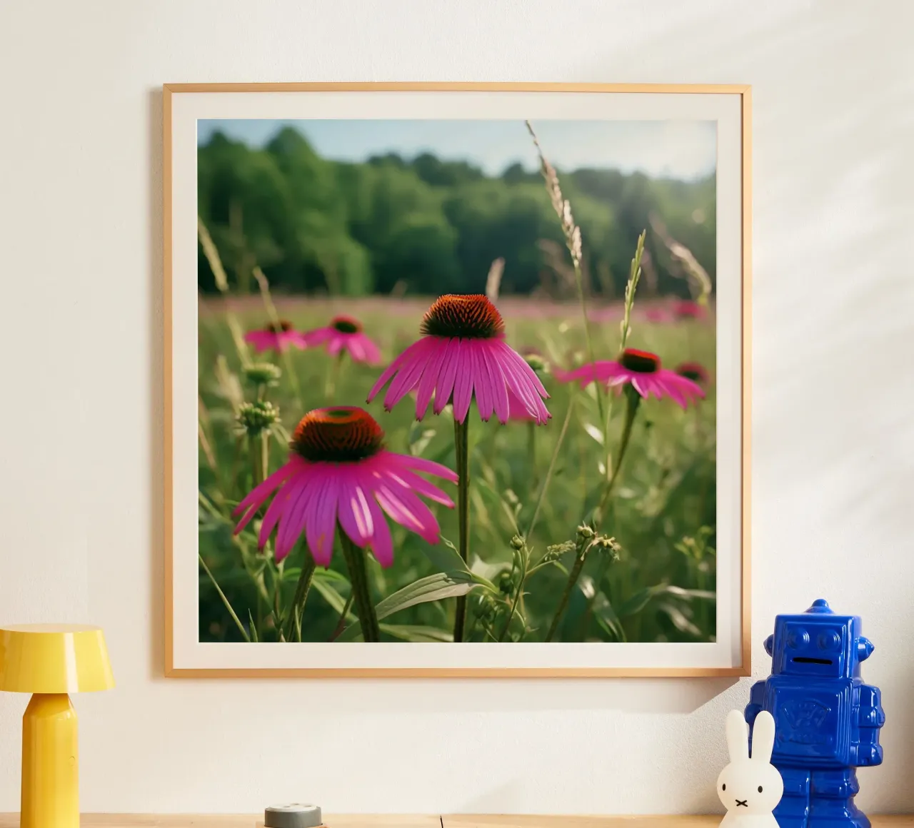 Sussurri del prato poster con telaio in legno da Bold Blooms
