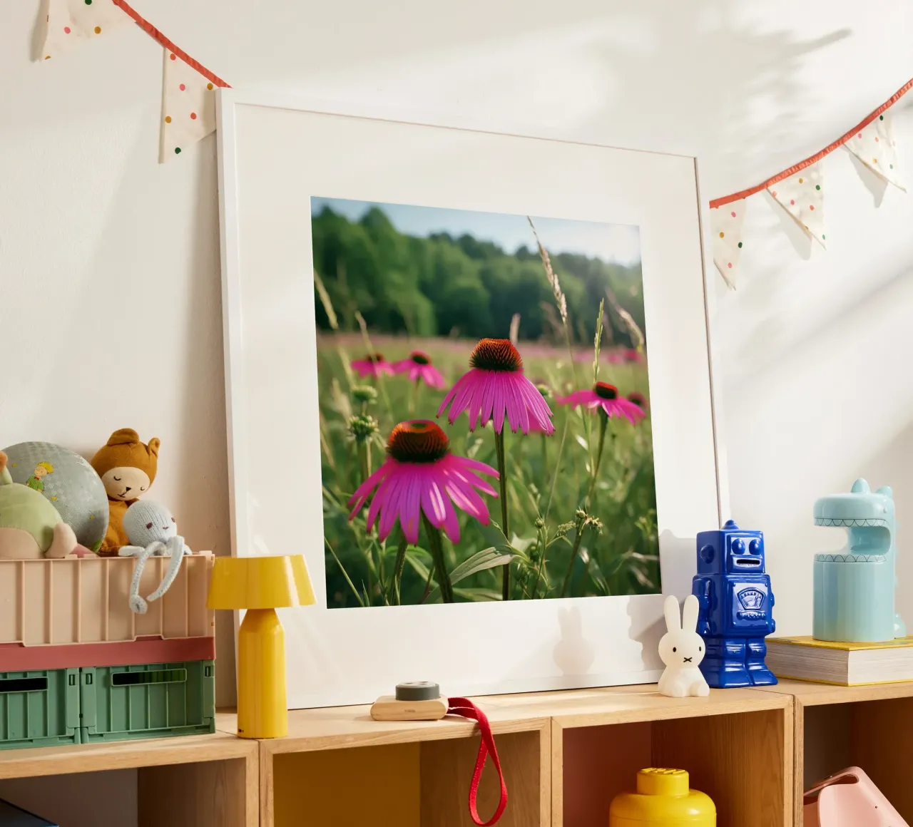 Sussurri del prato poster con telaio in legno da Bold Blooms