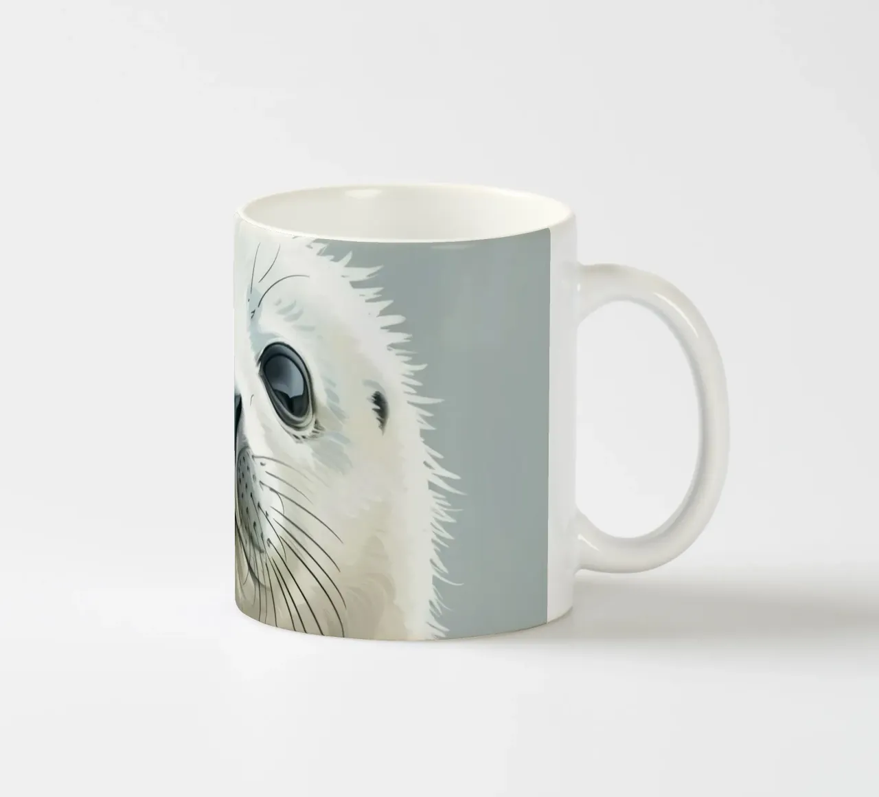 Ritratto di una giovane foca che guarda curiosa con un morbido tazza in ceramica da DesignDoodle