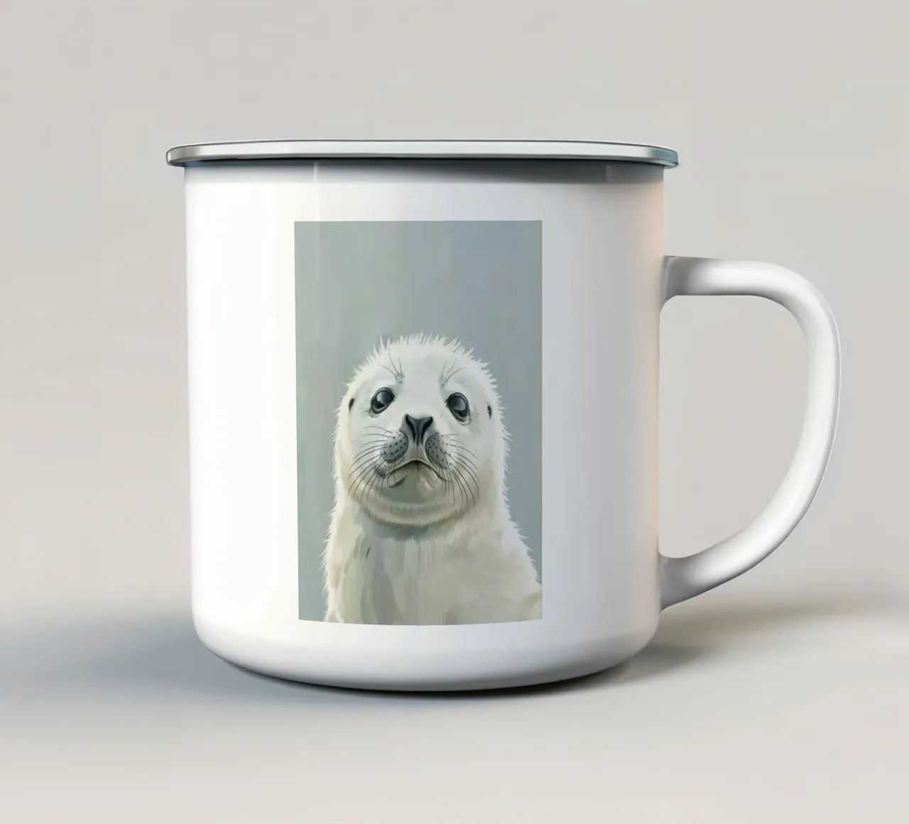 Ritratto di una giovane foca che guarda curiosa con un morbido tazza in smalto da DesignDoodle