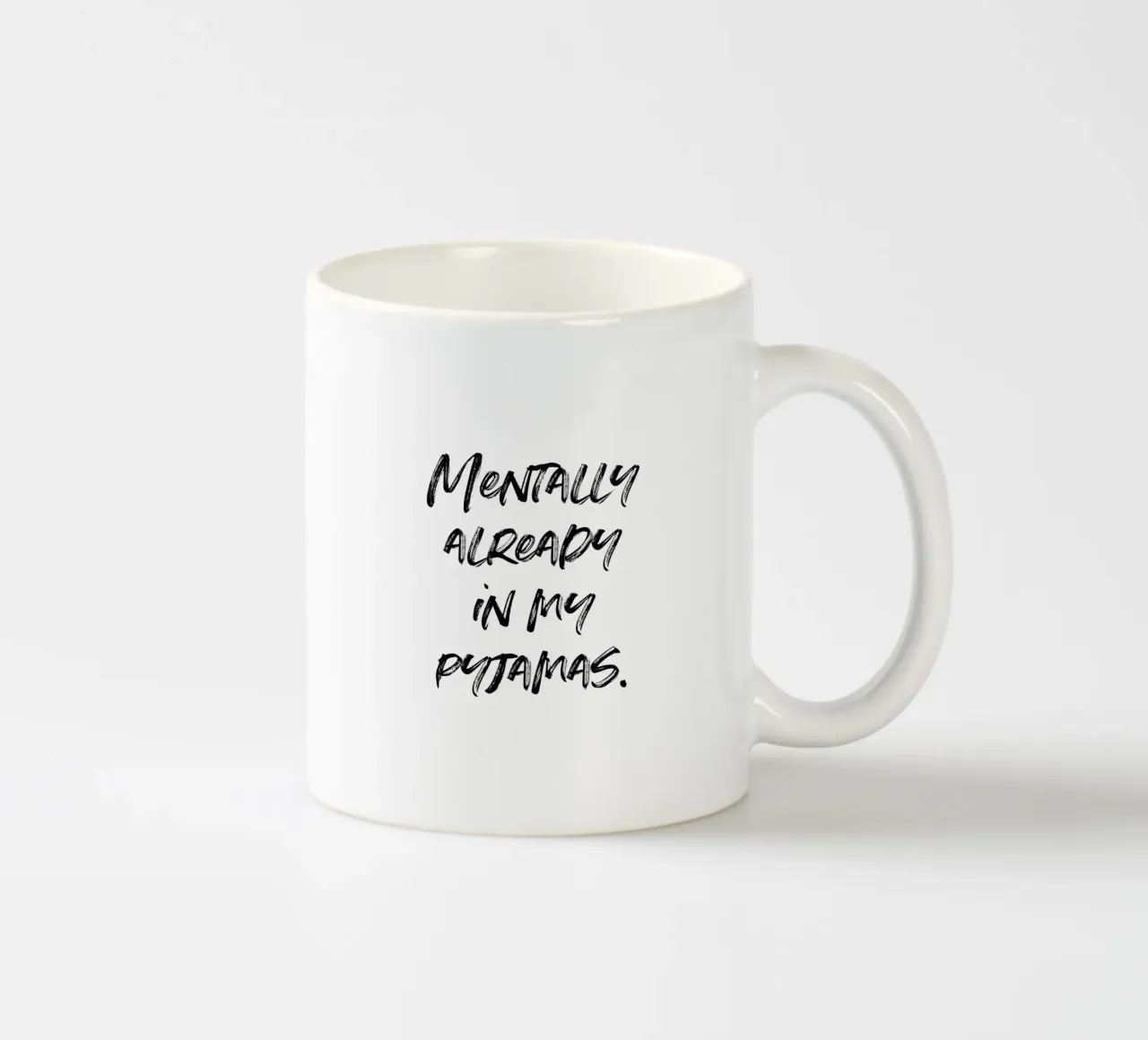 Mentally in my pyjamas | minimalistic design | typography tazza in ceramica da just typo