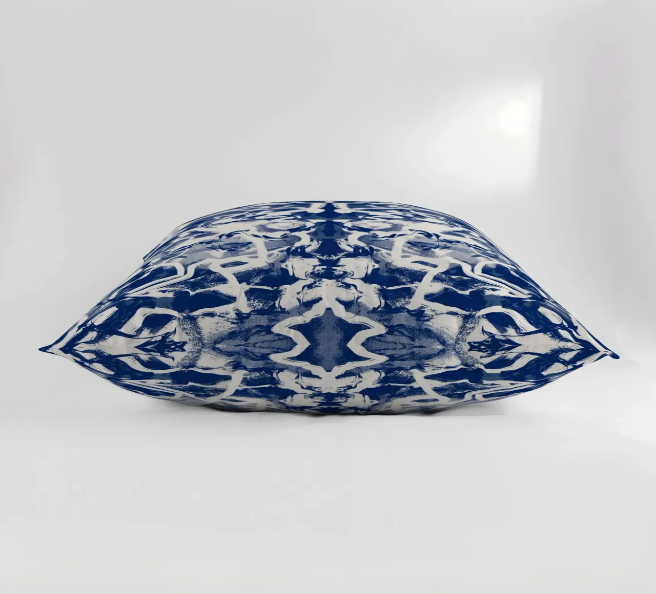 Cina blu rorschach 04 cuscino da Little Dean