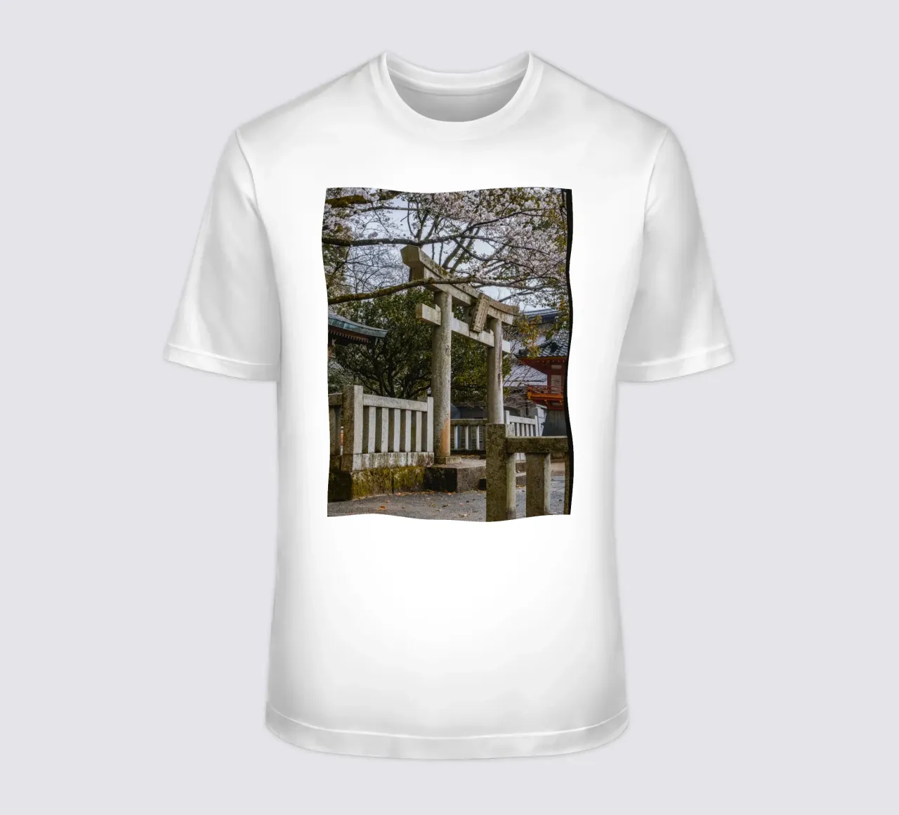 Porta Torii con fiori di ciliegio a Fukuoka, Giappone t-shirt da Marcel Bisig