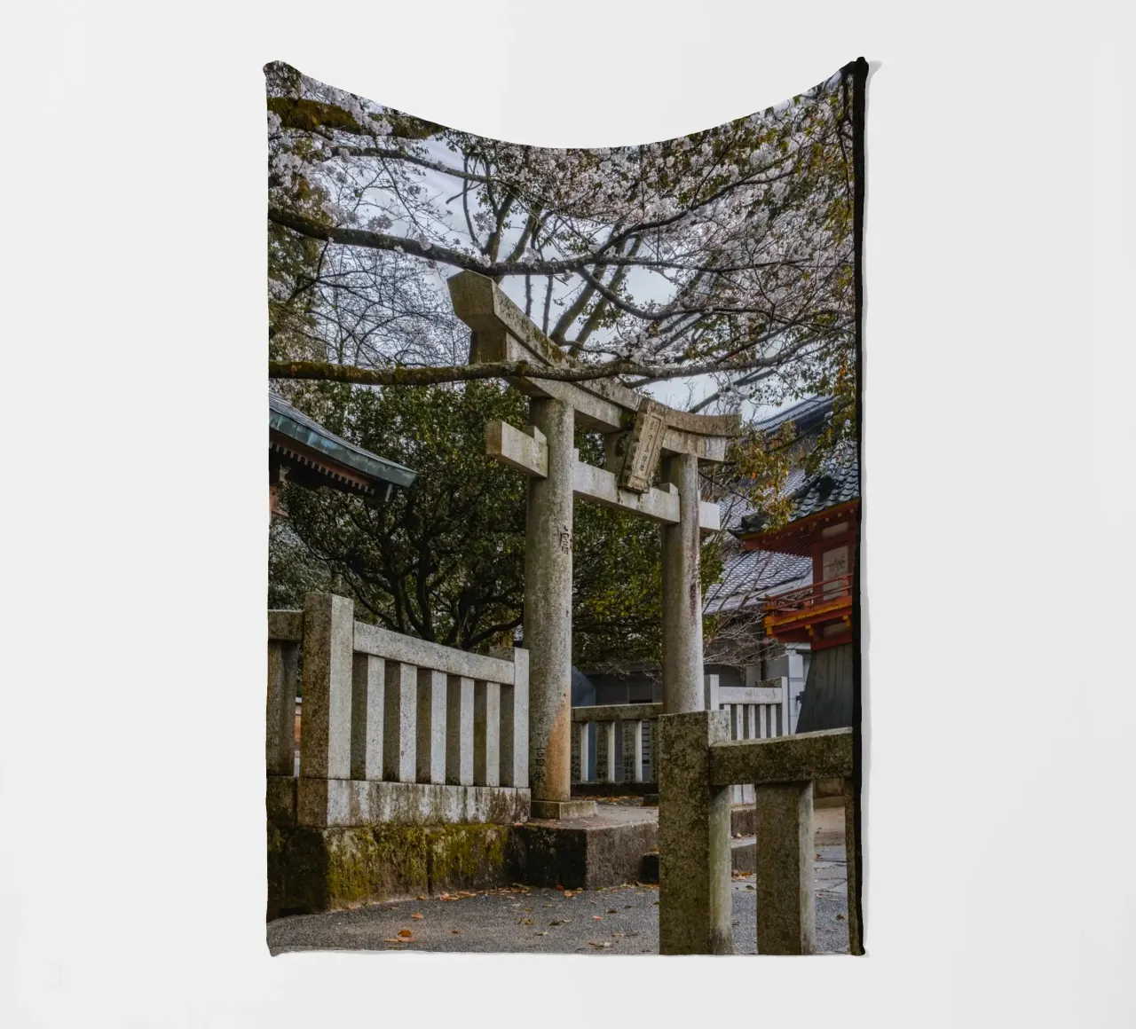 Porta Torii con fiori di ciliegio a Fukuoka, Giappone coperta in pile da Marcel Bisig