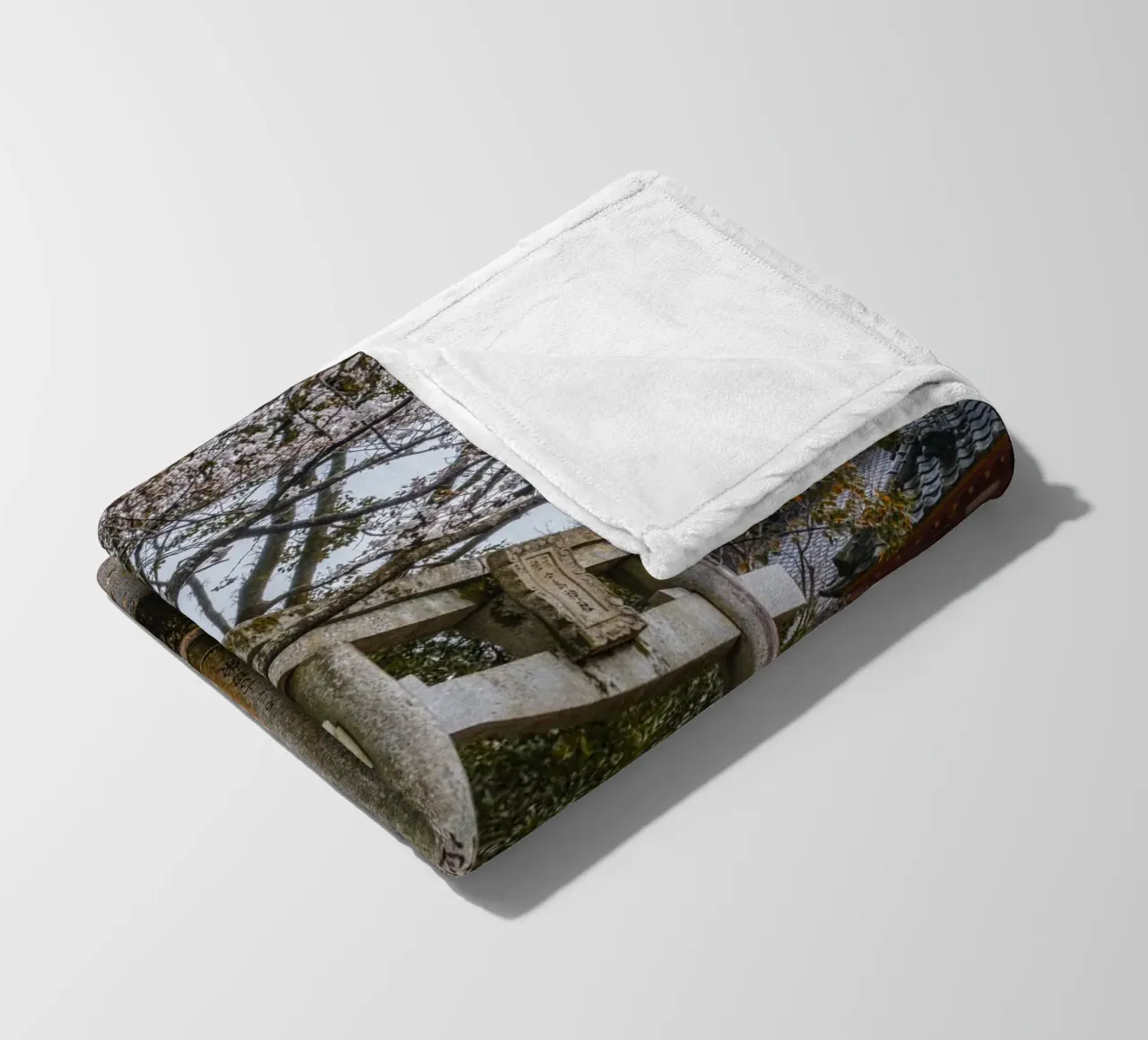 Porta Torii con fiori di ciliegio a Fukuoka, Giappone coperta in pile da Marcel Bisig