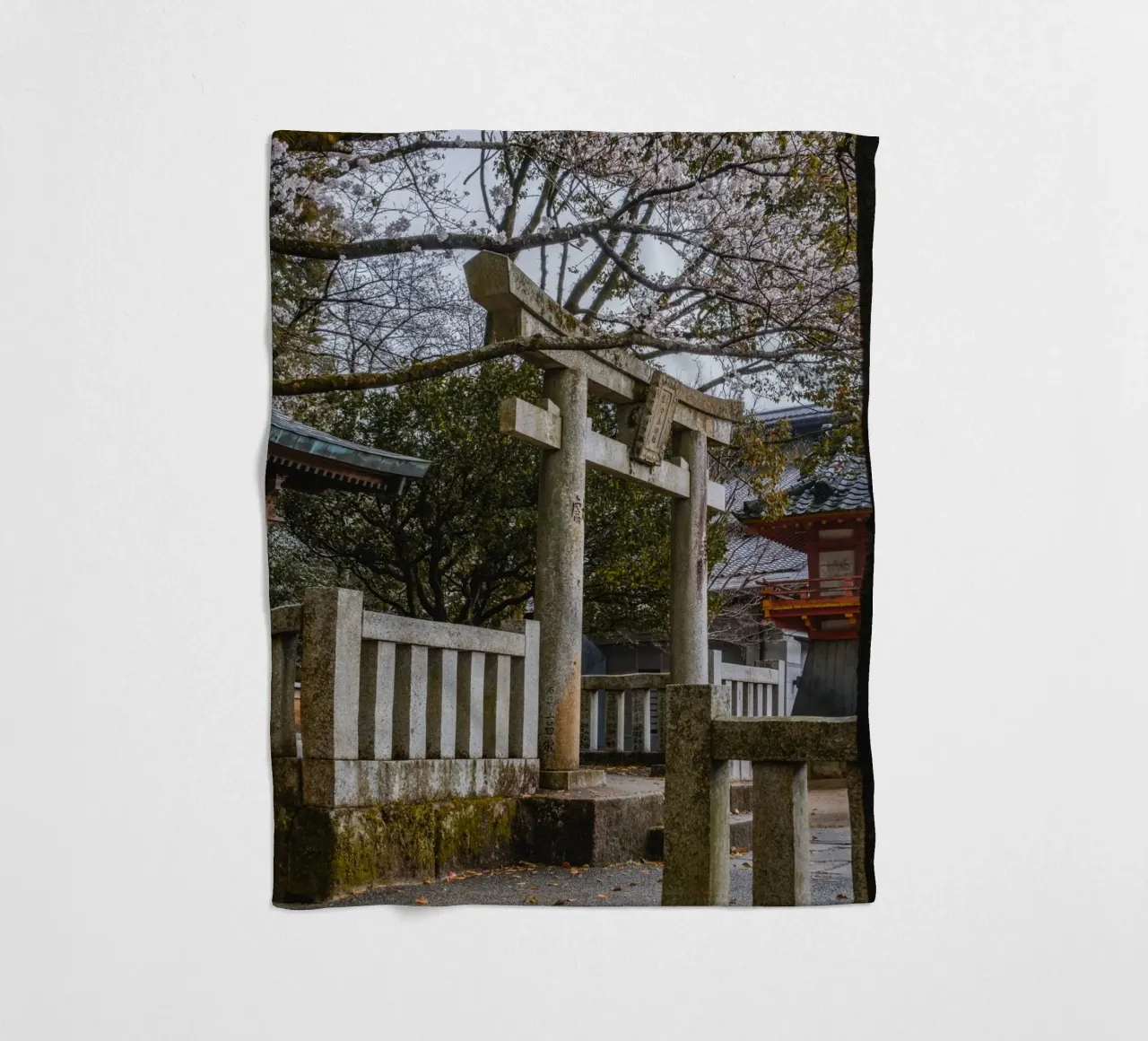 Porta Torii con fiori di ciliegio a Fukuoka, Giappone coperta in pile da Marcel Bisig