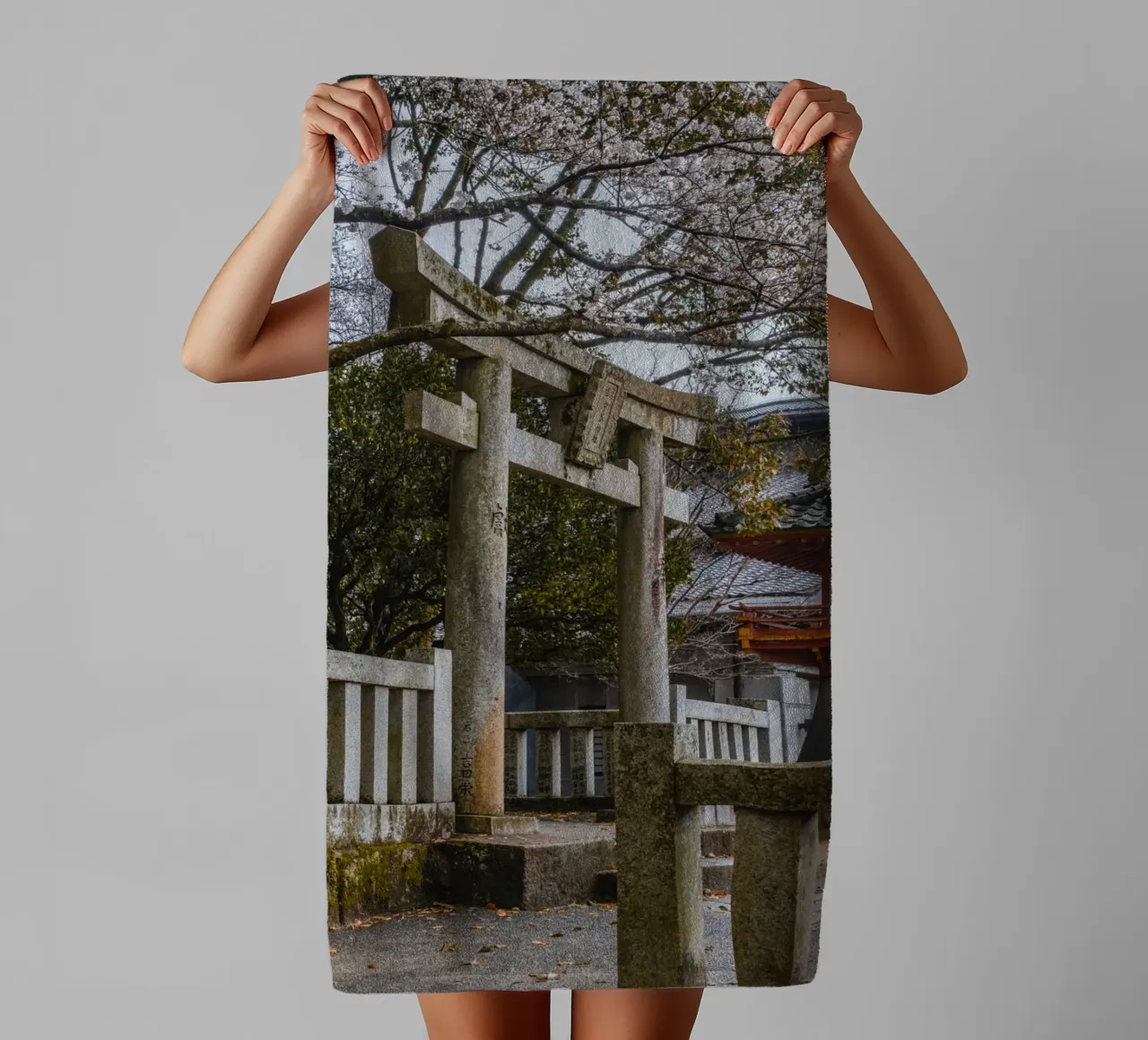 Porta Torii con fiori di ciliegio a Fukuoka, Giappone asciugamano da bagno da Marcel Bisig