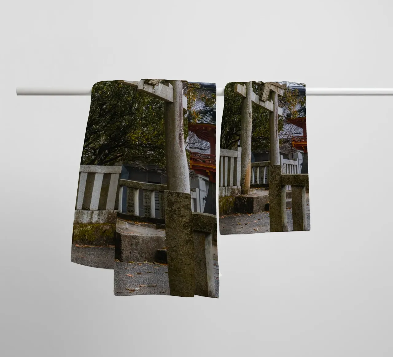 Porta Torii con fiori di ciliegio a Fukuoka, Giappone asciugamano da bagno da Marcel Bisig