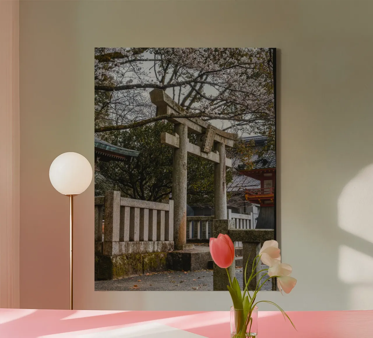 Porta Torii con fiori di ciliegio a Fukuoka, Giappone tela con Cornice a cassetta da Marcel Bisig