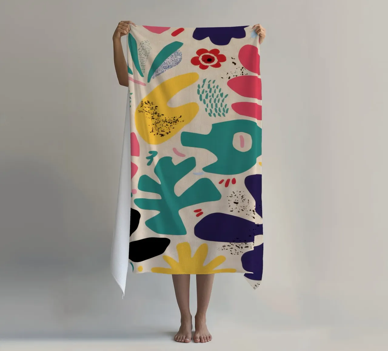 Abstracte Bloemen Symfonie strandhanddoek van Veil Maya