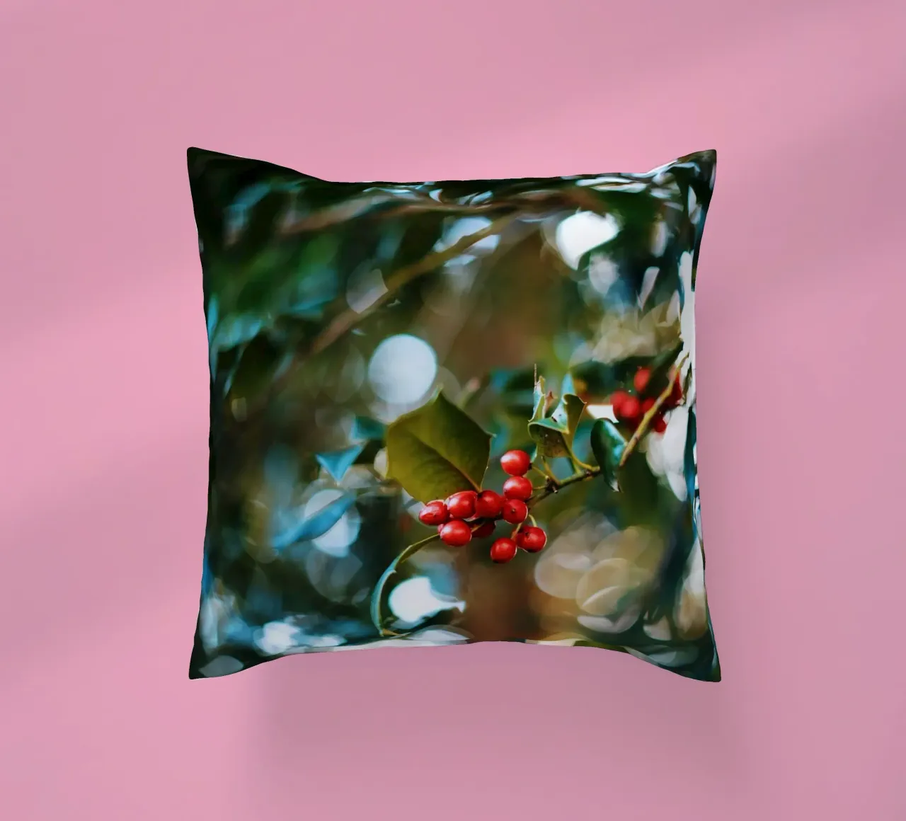 bacche rosse foglie di agrifoglio cuscino da Earthly Visions