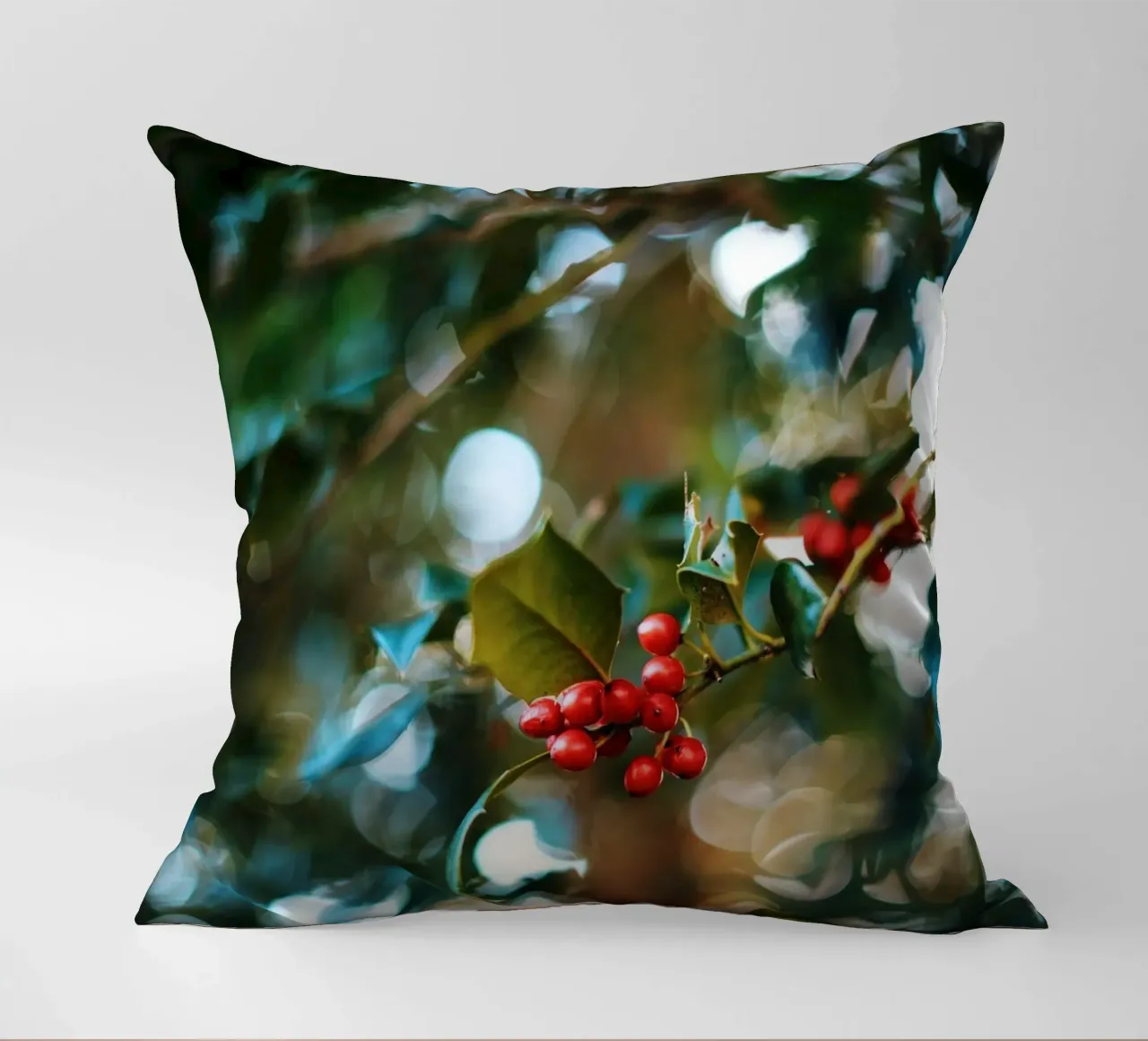 bacche rosse foglie di agrifoglio cuscino da Earthly Visions