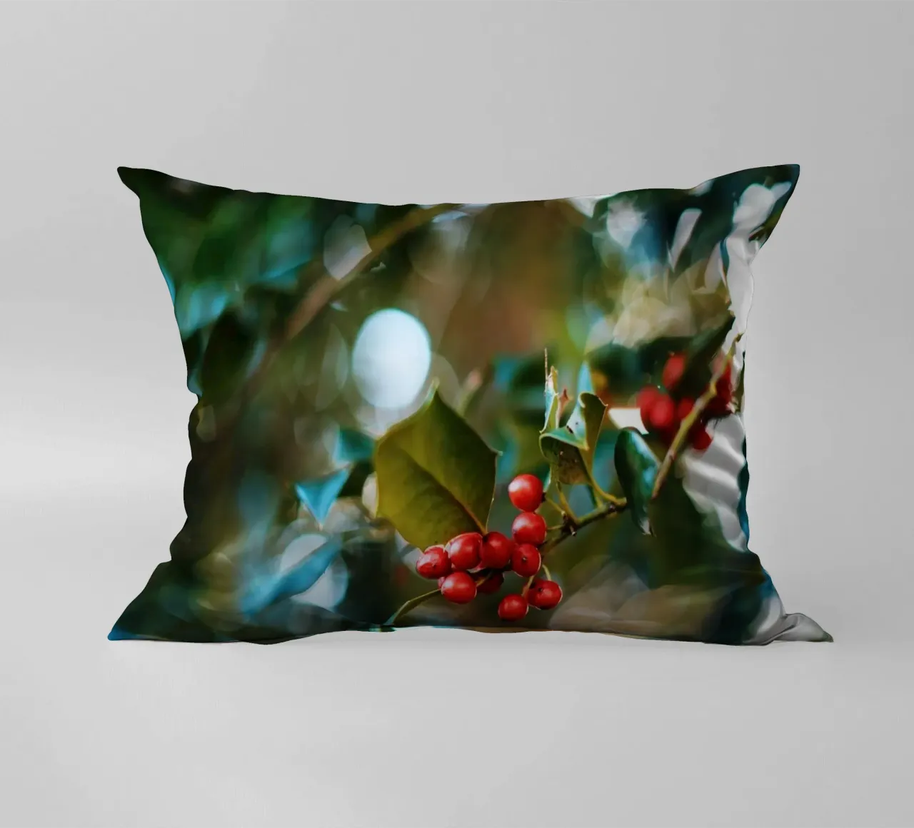 bacche rosse foglie di agrifoglio cuscino da Earthly Visions
