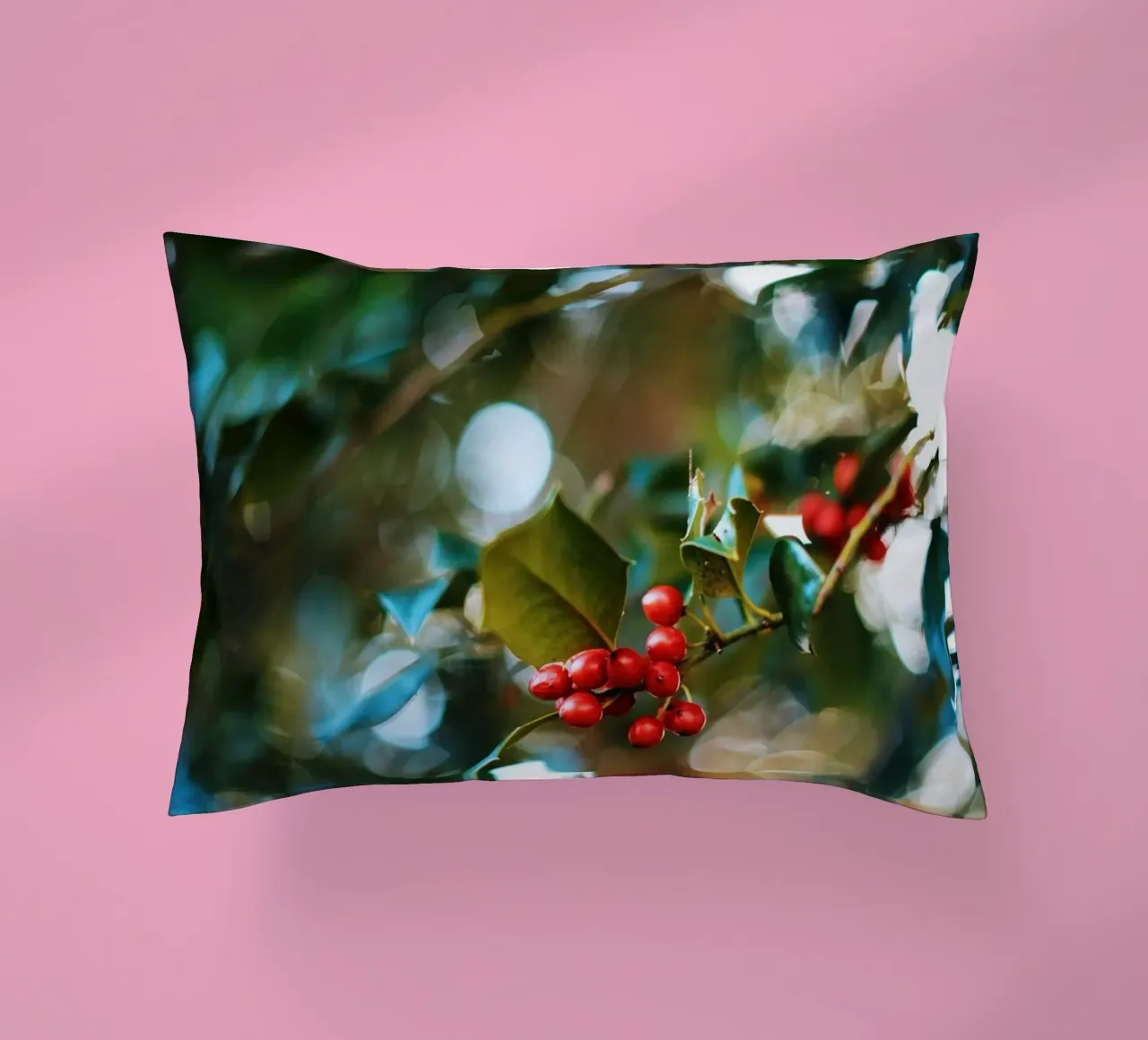bacche rosse foglie di agrifoglio cuscino da Earthly Visions
