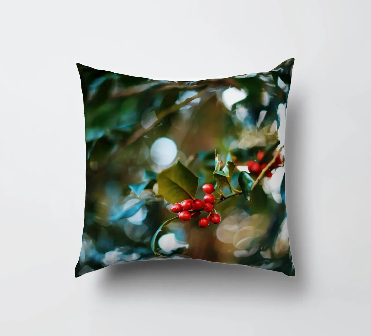 bacche rosse foglie di agrifoglio cuscino da Earthly Visions