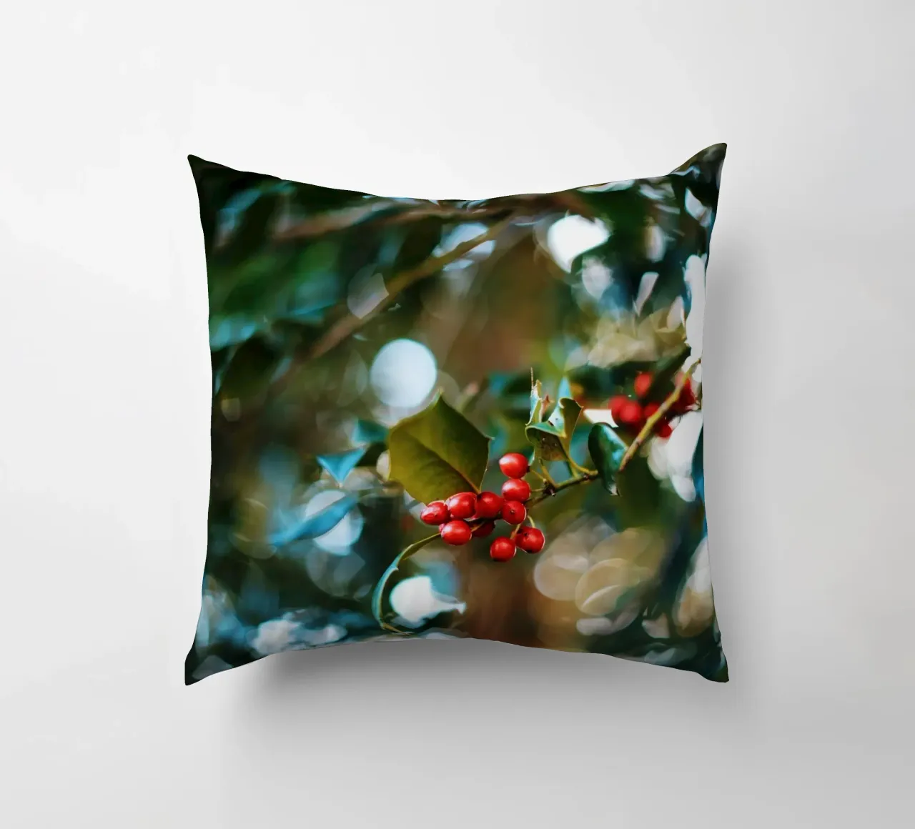bacche rosse foglie di agrifoglio cuscino da Earthly Visions