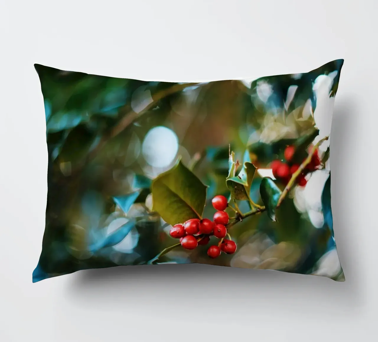 bacche rosse foglie di agrifoglio cuscino da Earthly Visions