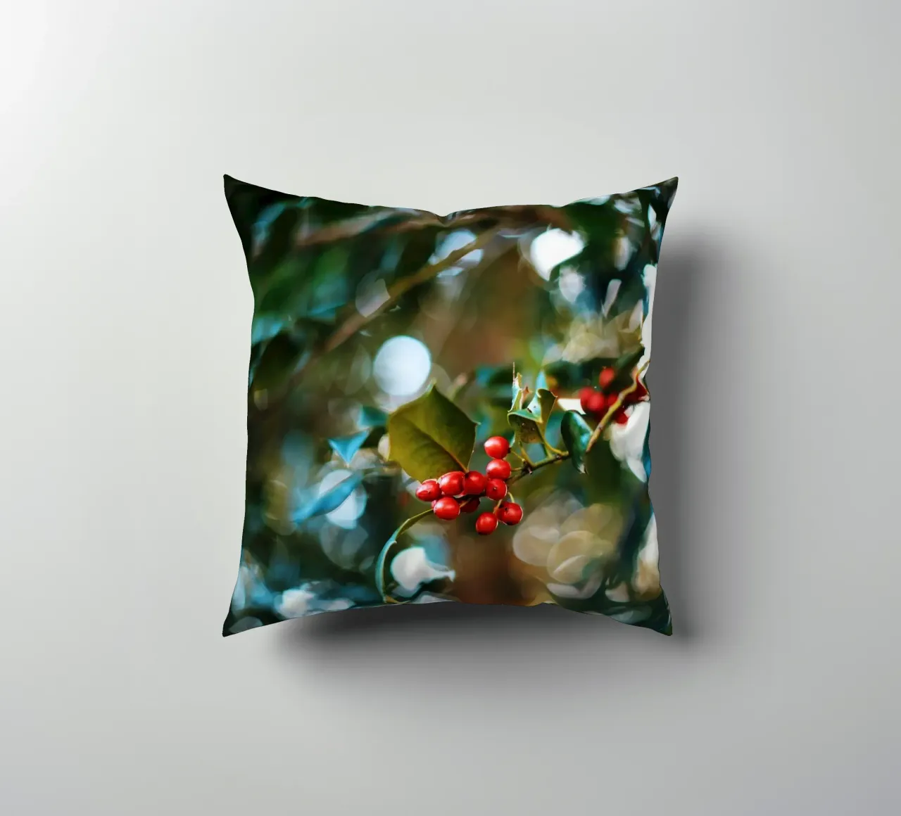 bacche rosse foglie di agrifoglio cuscino da Earthly Visions