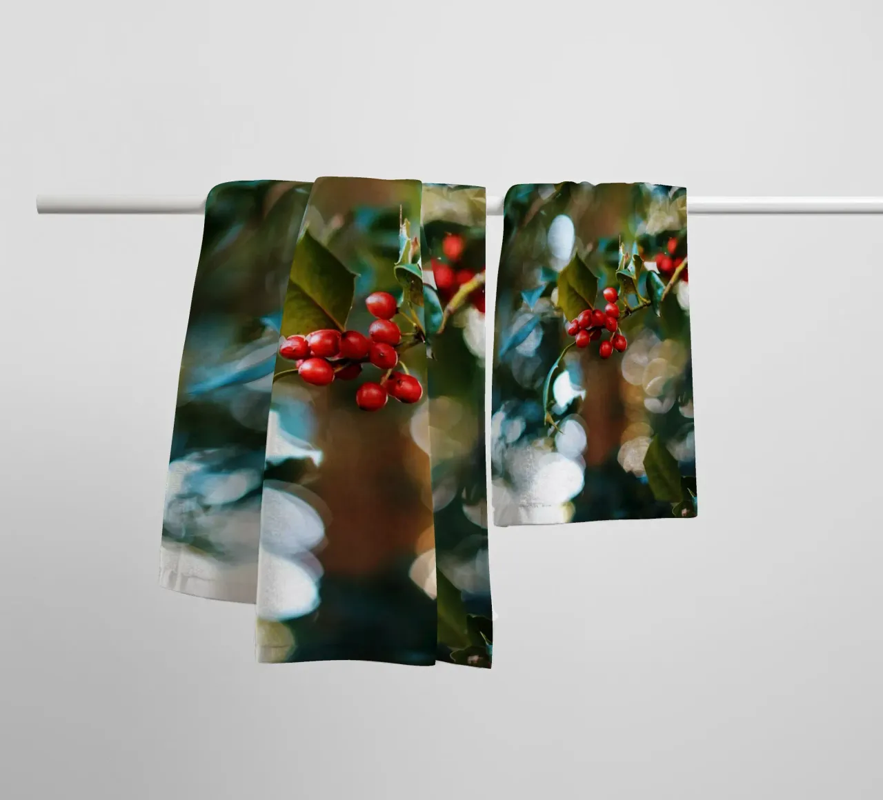 bacche rosse foglie di agrifoglio asciugamano da bagno da Earthly Visions